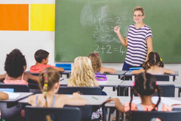 teacher-teaching-mathematics-to-school-kids-in-class